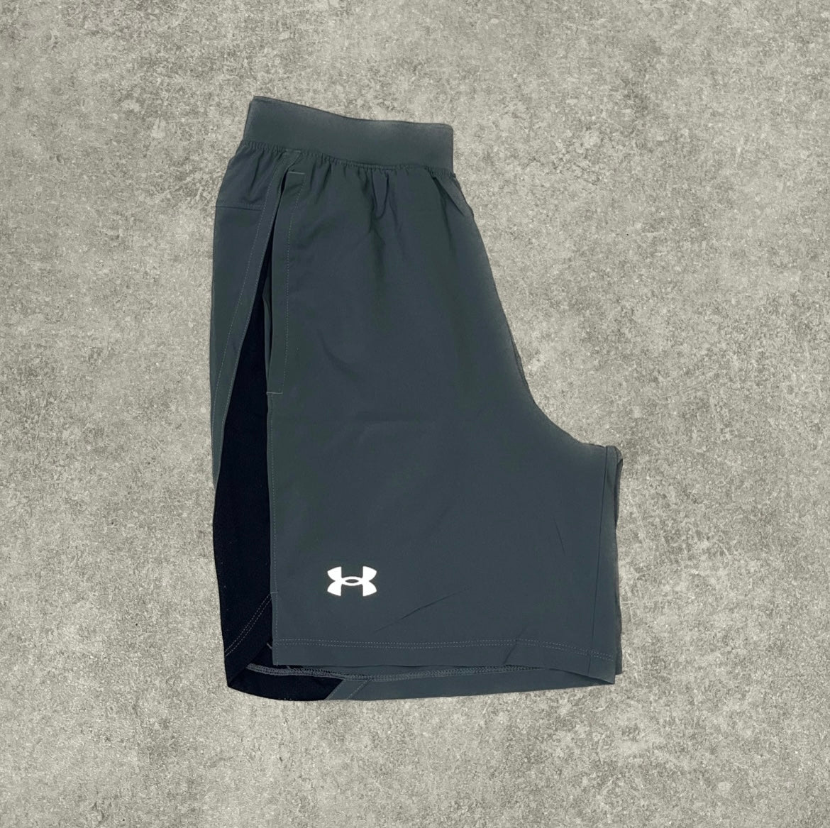 Under Armour 7” Launch Shorts - Grey/Black