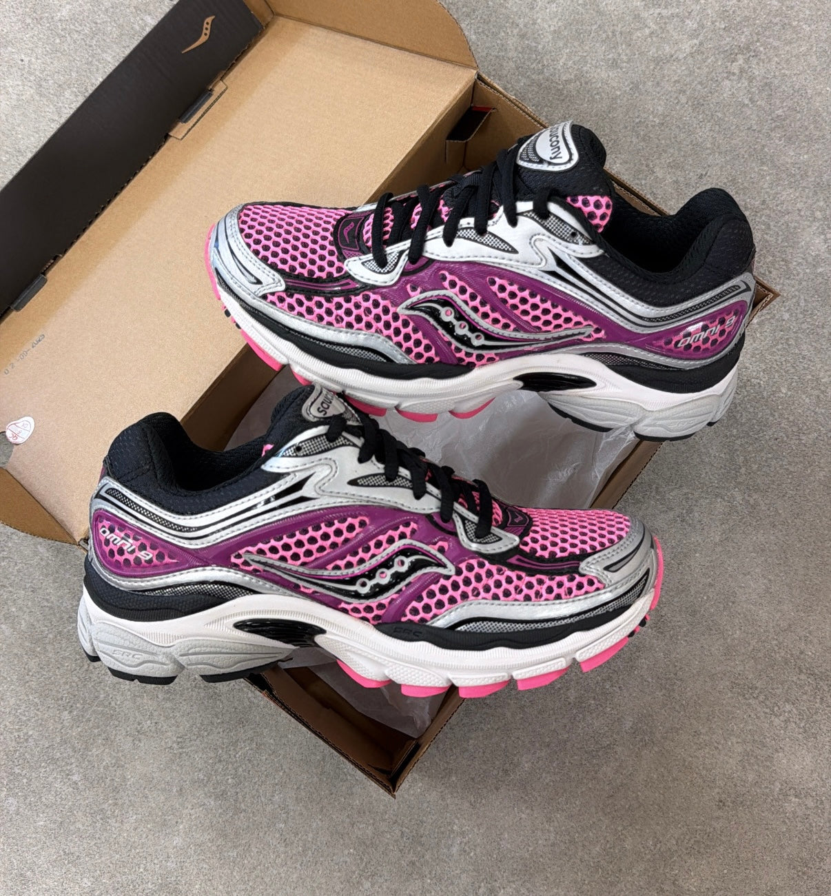 Saucony ProGrid Omni 9 - Shock Pink