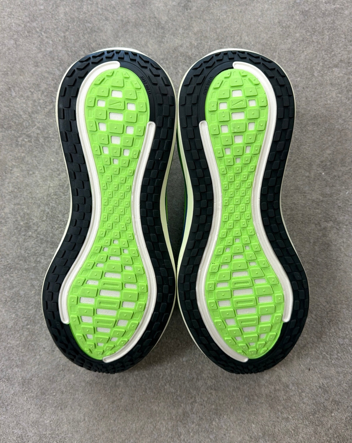 Nike Vomero Plus - Volt (UK8.5)