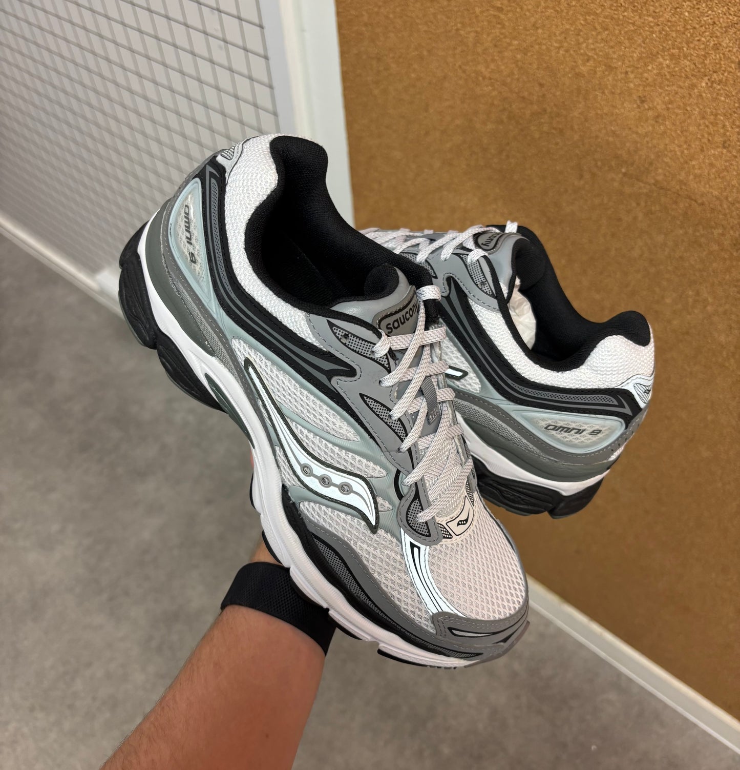 Saucony ProGrid Omni 9 - White Grey