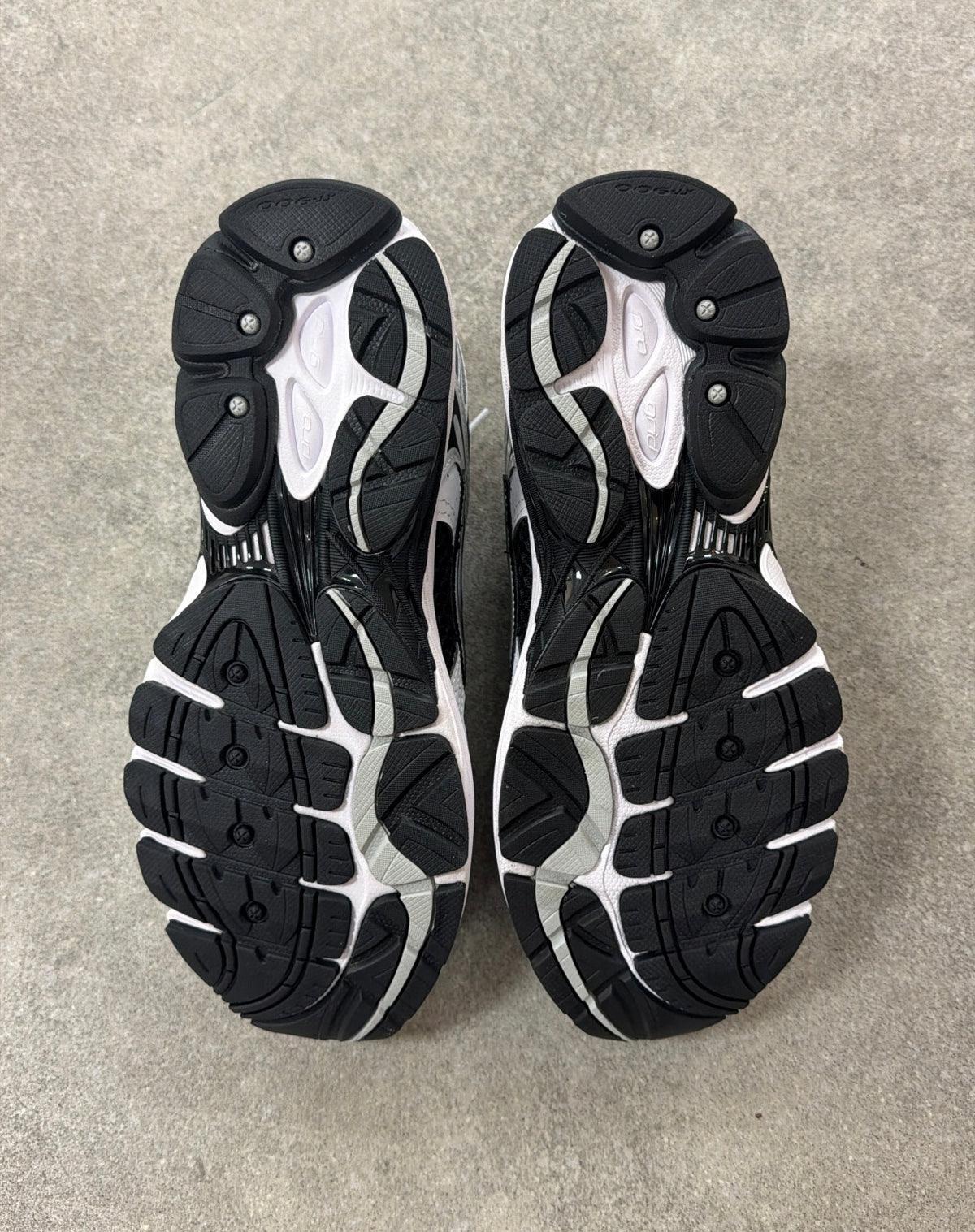 Saucony ProGrid Omni 9 - Black White (UK8)