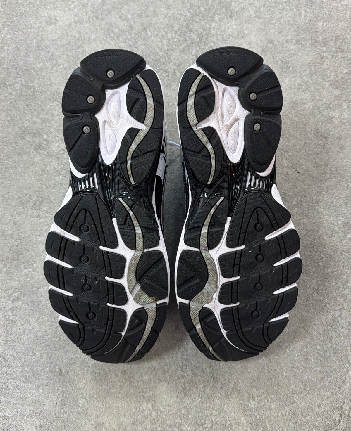 Saucony ProGrid Omni 9 - Black White (UK8.5)